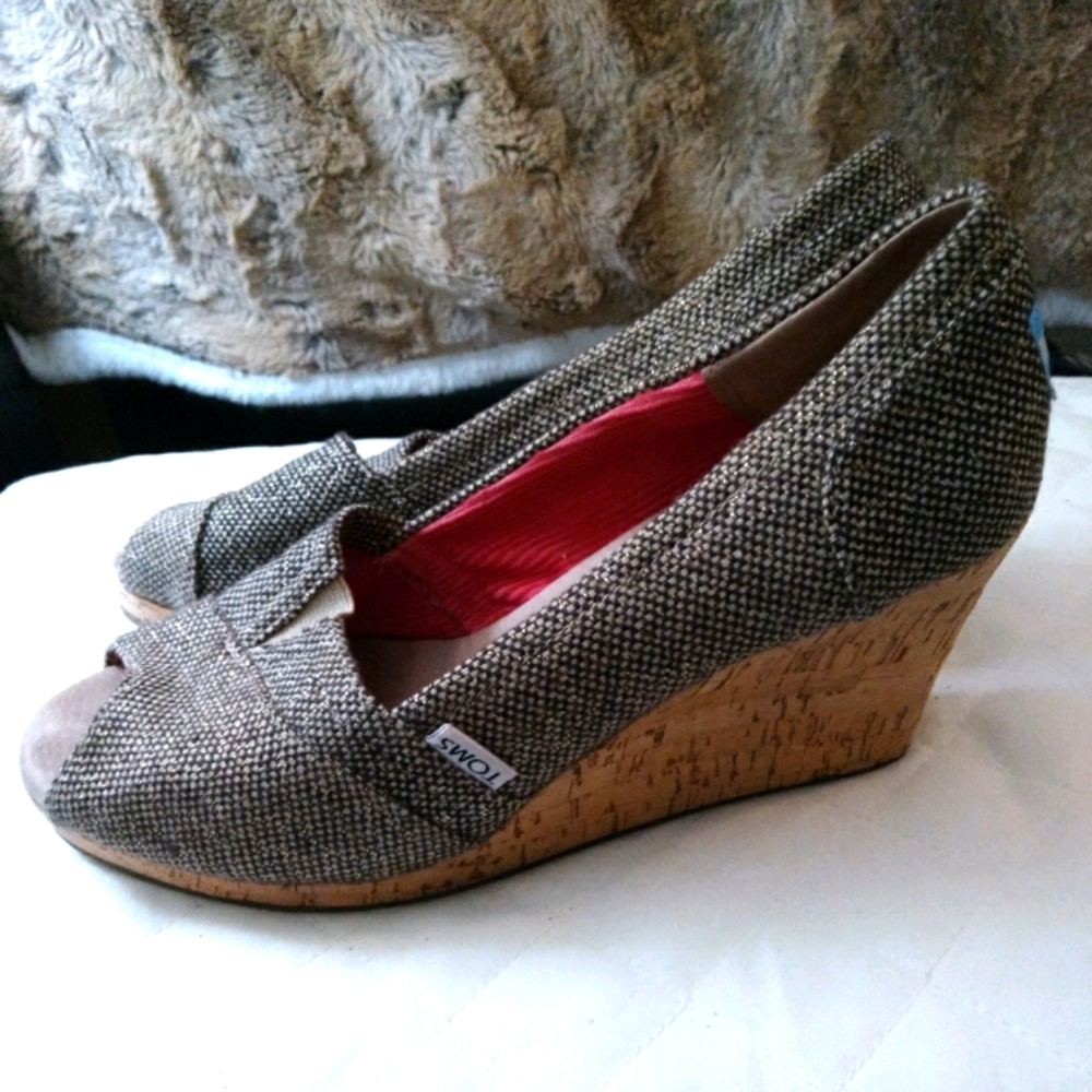 Tom's brown wedges